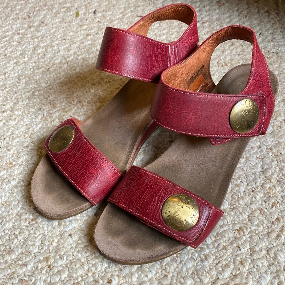 Taos sandals. Burgundy size 8.5, euro 39